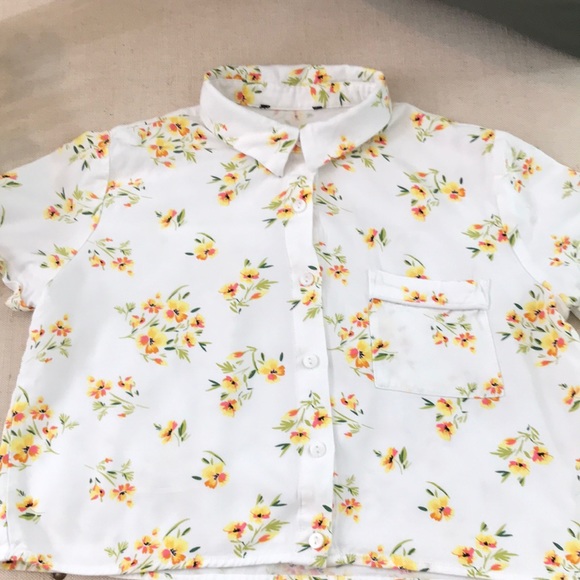 Forever 21® Adorable White Floral Button down Floral Crop Top S - Picture 4 of 7